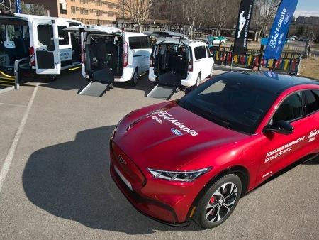 Ford presenta el Mach-E adaptado en el Hospital de Parapléjicos de Toledo