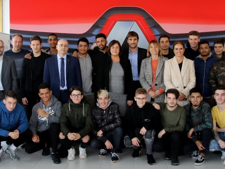 Renault Ros cede un vehiculo industrial y cinco motores al Instituto Camps Blancs
