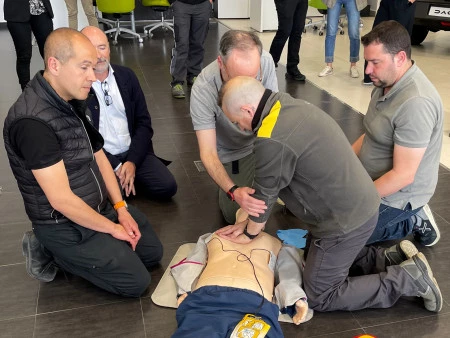 Incorporamos un desfibrilador para reforzar la seguridad en nuestras instalaciones