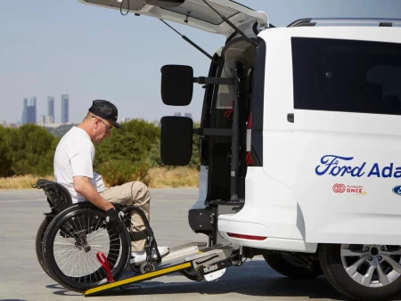 Ford Adapta amplía su gama de movilidad inclusiva con el nuevo Capri 100% eléctrico y la Tourneo Connect Eurotaxi