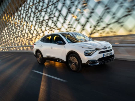 Los CITROËN ë-C4 y ë-C4 X refuerzan la oferta con un nuevo motor eléctrico más eficiente con una autonomía de hasta 420 KM