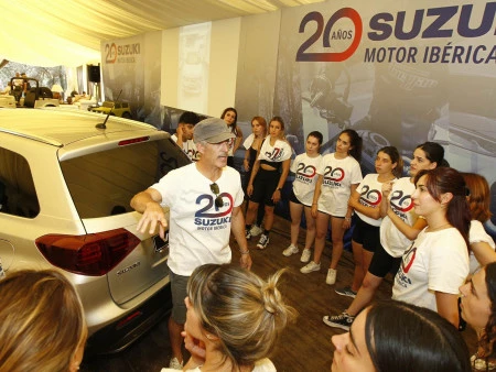 ¿23 PERSONAS DENTRO DE UN VITARA?: SUZUKI BATE UN RÉCORD EN SU ‘FAMILY DAY’