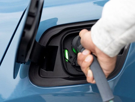¿Qué ocurre si me equivoco de combustible al repostar en mi coche híbrido?