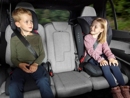 ¿Hasta qué edad debe ir un menor en un Sistema de Retención Infantil en el coche?