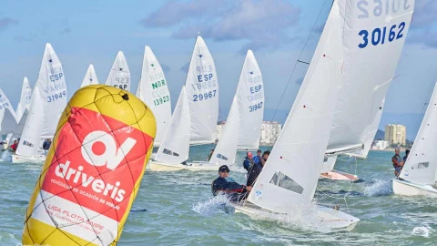 Baliza Driveris durante la Regata del Jamón en la Liga Driveris de Snipe Cádiz, con la flota navegando en la Bahía de Cádiz