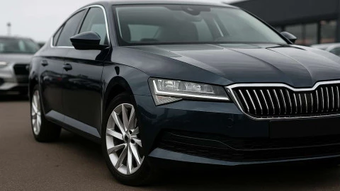 Imagen de un coche berlina moderno de estilo publicitario ideal para un blog sobre coches berlinas de segunda mano.