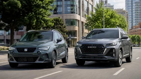 Marcas de coches españolas con un SEAT Arona y un EBRO S700 circulando por ciudad.