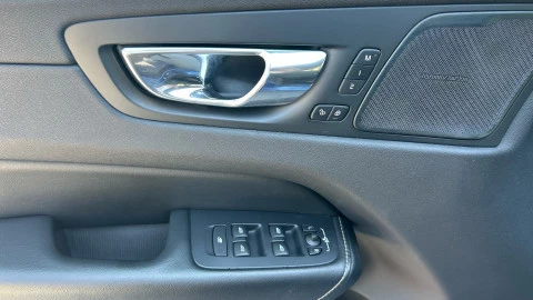 Volvo XC60 2.0 D4 R-Design Auto