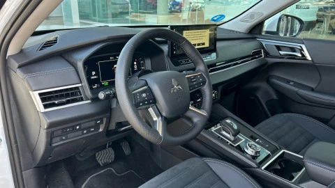 Mitsubishi Outlander PHEV Kaiteki 4WD