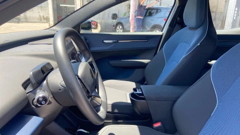 Volvo EX30 Single Motor Extended Range Plus Auto