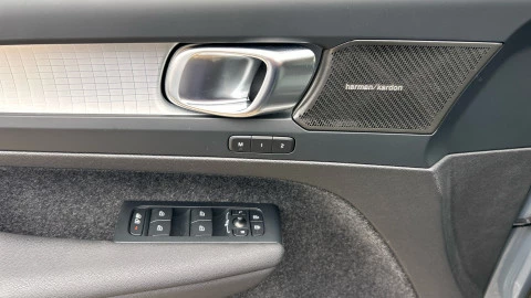 Volvo XC40 2.0 B3 G Plus Dark Auto