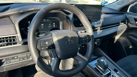 Mitsubishi Outlander PHEV Kaiteki 4WD