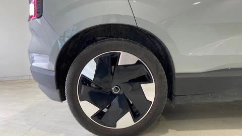 Volvo EX30 Single Motor Extended Range Plus Auto