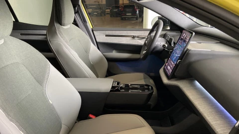 Volvo EX30 Single Motor Extended Range Plus Auto