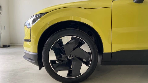 Volvo EX30 Single Motor Extended Range Plus Auto