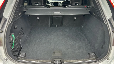 Volvo XC60 2.0 B5 G AWD Plus Dark Auto