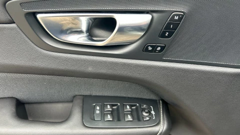 Volvo XC60 2.0 B5 G AWD Plus Dark Auto