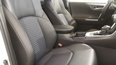 Toyota Rav4 2.5l 220H Feel!