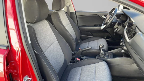 Kia Stonic   1.0 T-GDi MHEV Concept 100
