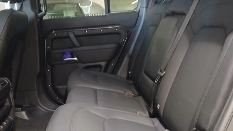 Land Rover Defender 3.0D I6 250 X-Dyn SE 110 AT 4WD MHEV