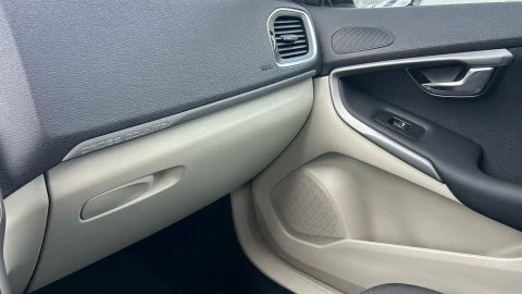 Volvo V40 Cross Country 1.6 D2 Momentum Auto
