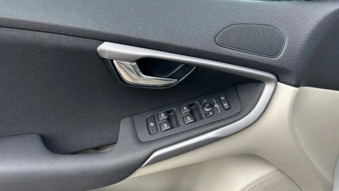 Volvo V40 Cross Country 1.6 D2 Momentum Auto