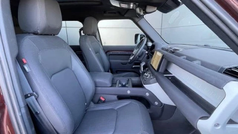 Land Rover Defender 3.0D I6 250 X-Dynamic SE 130 AT 4WD MHEV