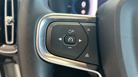 Volvo XC40 2.0 B3 G Plus Dark Auto