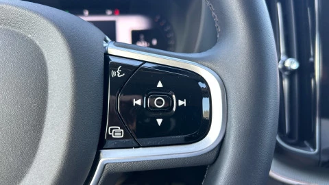 Volvo XC60 2.0 B5 G AWD Plus Dark Auto