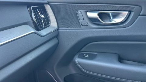 Volvo XC60 2.0 B5 G AWD Plus Dark Auto