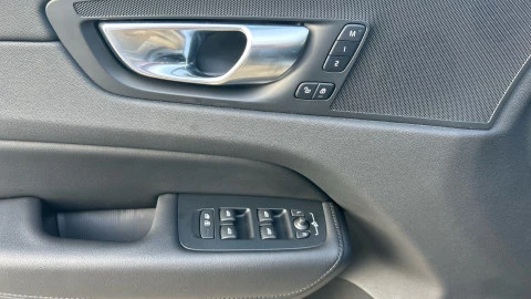 Volvo XC60 2.0 B5 G AWD Plus Dark Auto