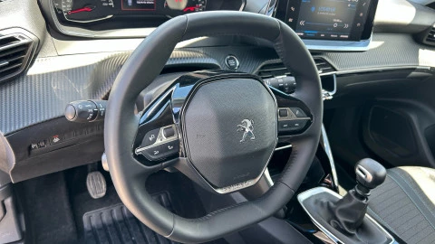 Peugeot 2008 Allure Puretech 100 S&S BVM6 Peugeot 2008 Allure Puretech 100 S&S BVM6