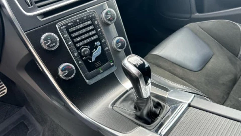 Volvo V60 2.0 D2 R-Design Momentum