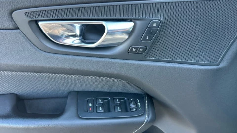 Volvo XC60 2.0 B4 D AWD R-Design Auto