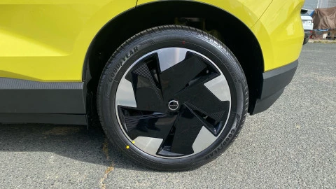 Volvo EX30 Single Motor Extended Range Plus Auto