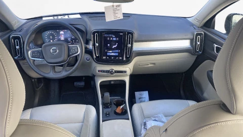 Volvo XC40 2.0 B4 G AWD Momentum Pro Auto