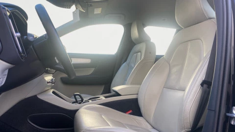 Volvo XC40 2.0 B4 G AWD Momentum Pro Auto