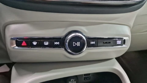 Volvo XC40 2.0 B4 G AWD Momentum Pro Auto