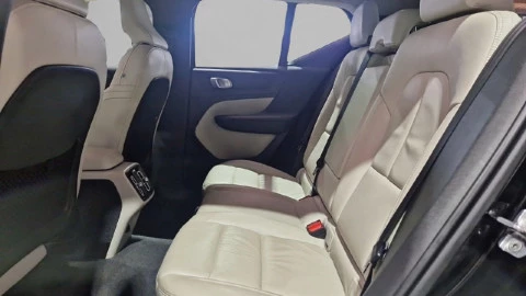 Volvo XC40 2.0 B4 G AWD Momentum Pro Auto