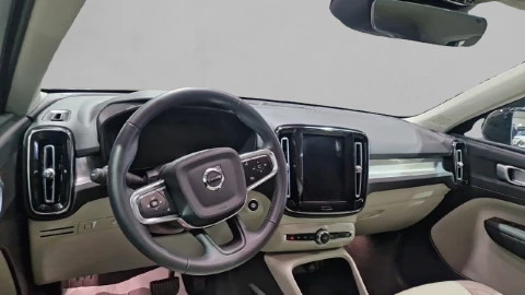 Volvo XC40 2.0 B4 G AWD Momentum Pro Auto