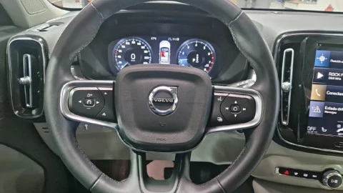 Volvo XC40 2.0 B4 G AWD Momentum Pro Auto