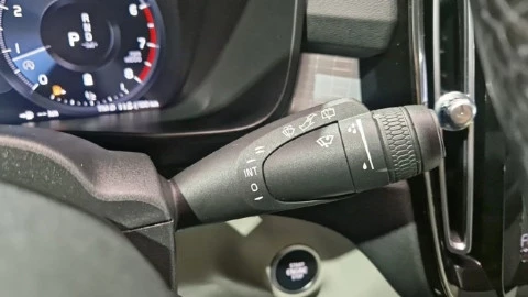 Volvo XC40 2.0 B4 G AWD Momentum Pro Auto