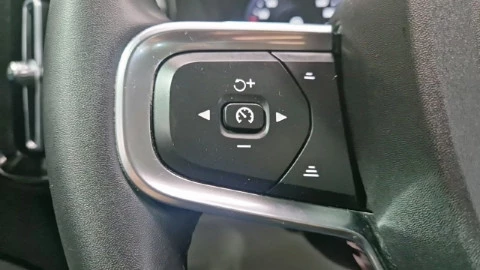 Volvo XC40 2.0 B4 G AWD Momentum Pro Auto