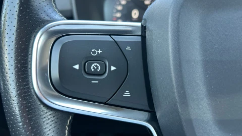 Volvo XC40 2.0 T4 R-Design Auto