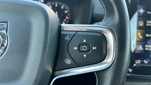 Volvo XC40 2.0 T4 R-Design Auto