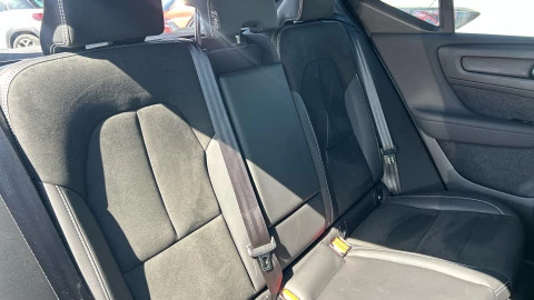 Volvo XC40 2.0 B4 G AWD R-Design Auto