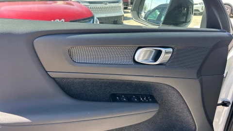 Volvo XC40 2.0 B4 G AWD R-Design Auto