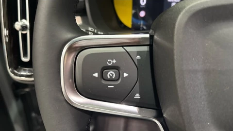 Volvo XC40 B3 G Plus Dark Auto 120 kW (163 CV)