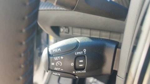 Peugeot 2008 Allure Gasolina 100 S&S 6 Vel. MAN