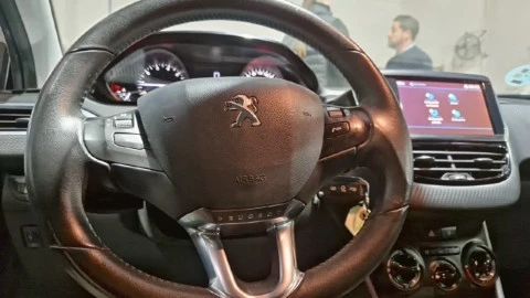 Peugeot 208 5P STYLE 1.2L PureTech 60KW (82CV)